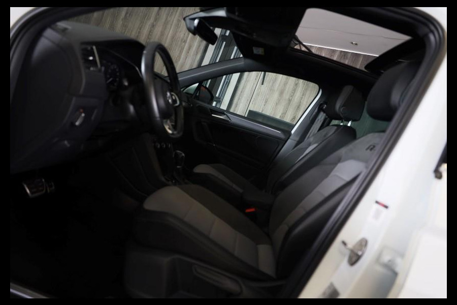 Volkswagen Tiguan 2.0 TSI 4Motion 3 x R Line / Digital Cockpit / Acc / Lane Assist / Open Pano / Led / Trekhaak / Pdc / 20 Inch