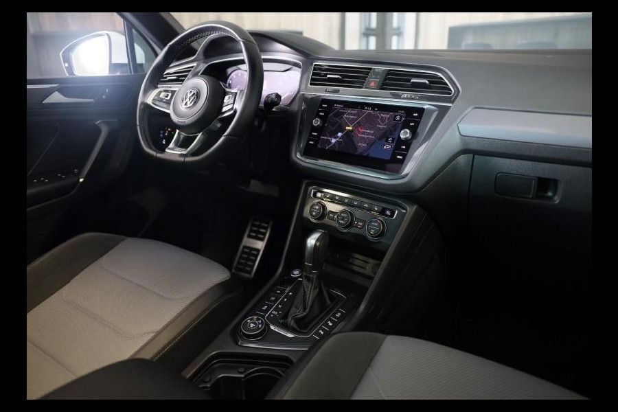 Volkswagen Tiguan 2.0 TSI 4Motion 3 x R Line / Digital Cockpit / Acc / Lane Assist / Open Pano / Led / Trekhaak / Pdc / 20 Inch