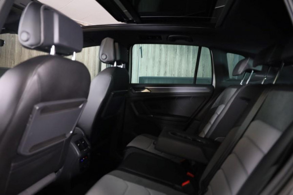 Volkswagen Tiguan 2.0 TSI 4Motion 3 x R Line / Digital Cockpit / Acc / Lane Assist / Open Pano / Led / Trekhaak / Pdc / 20 Inch