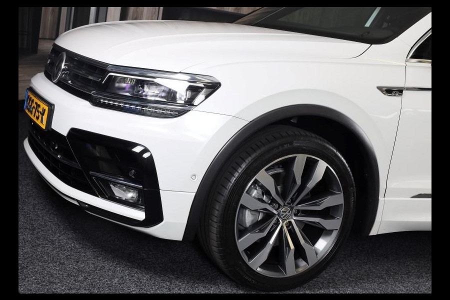 Volkswagen Tiguan 2.0 TSI 4Motion 3 x R Line / Digital Cockpit / Acc / Lane Assist / Open Pano / Led / Trekhaak / Pdc / 20 Inch