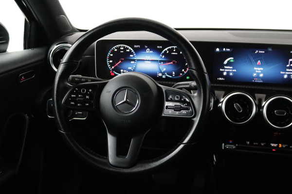 Mercedes-Benz A-Klasse 180 Business Solution AMG (CAMERA, NAVIGATIE, STOELVERWARMING, CRUISE, NL-AUTO, GOED ONDERHOUDEN)