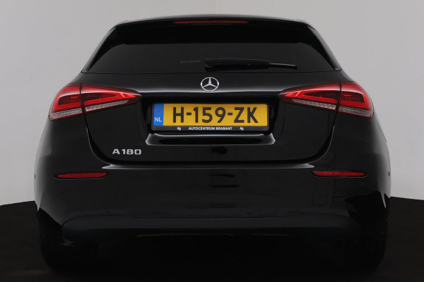 Mercedes-Benz A-Klasse 180 Business Solution AMG (CAMERA, NAVIGATIE, STOELVERWARMING, CRUISE, NL-AUTO, GOED ONDERHOUDEN)