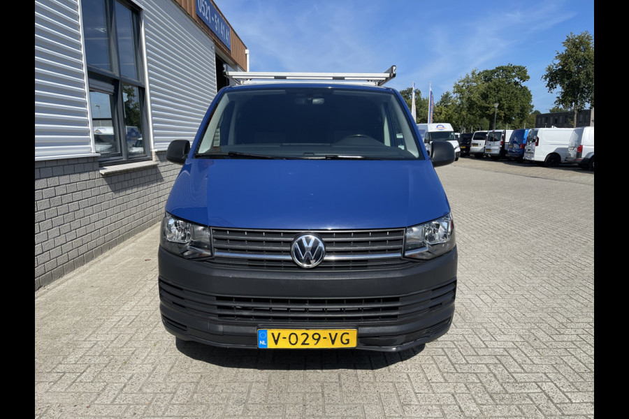 Volkswagen Transporter 2.0 TDI 102pk L1H1 Comfortline / vaste prijs rijklaar € 17.950 ex btw / lease vanaf € 329 / airco / cruise / navigatie / imperial / achterklep / parkpilot / 2 stoelen met armsteun !