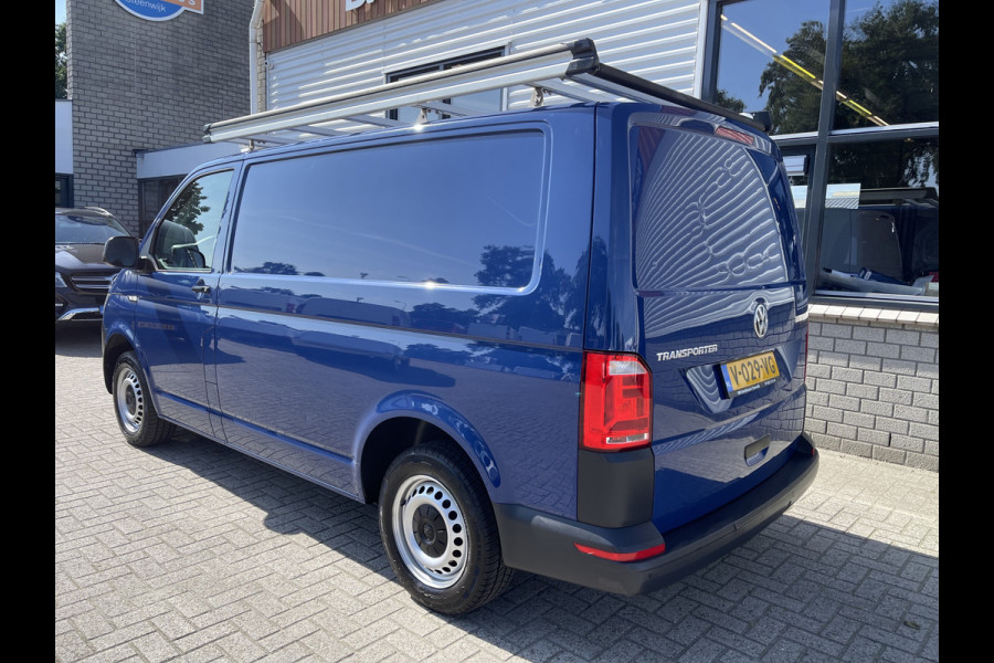 Volkswagen Transporter 2.0 TDI 102pk L1H1 Comfortline / vaste prijs rijklaar € 17.950 ex btw / lease vanaf € 329 / airco / cruise / navigatie / imperial / achterklep / parkpilot / 2 stoelen met armsteun !