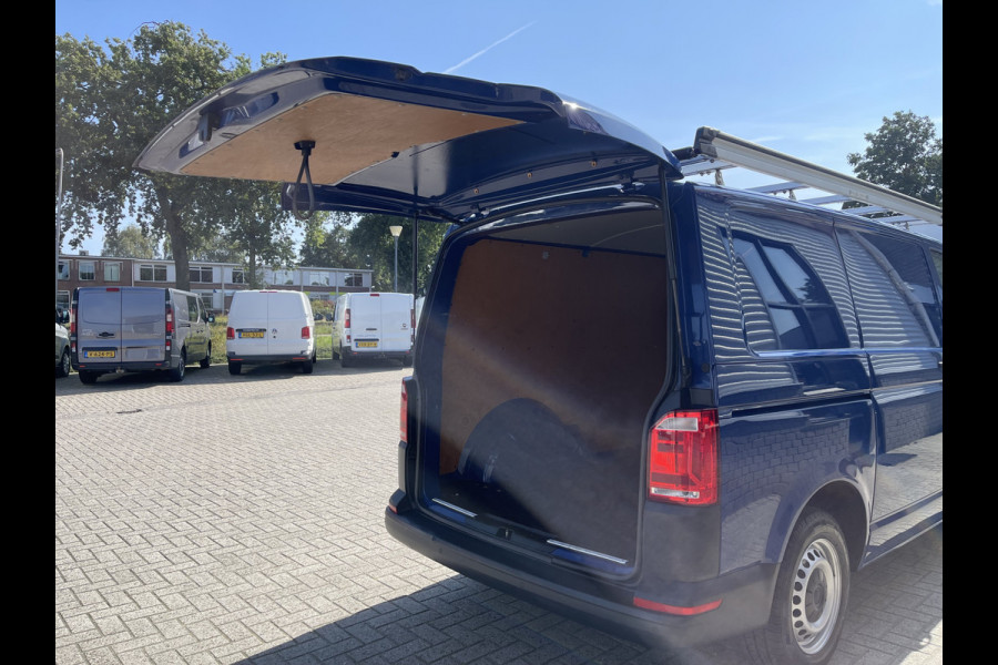 Volkswagen Transporter 2.0 TDI 102pk L1H1 Comfortline / vaste prijs rijklaar € 17.950 ex btw / lease vanaf € 329 / airco / cruise / navigatie / imperial / achterklep / parkpilot / 2 stoelen met armsteun !