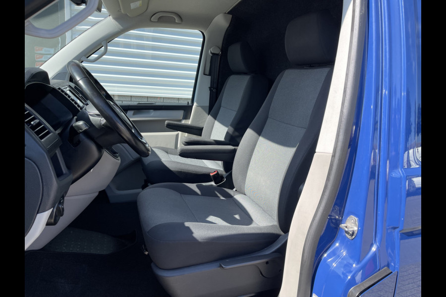 Volkswagen Transporter 2.0 TDI 102pk L1H1 Comfortline / vaste prijs rijklaar € 17.950 ex btw / lease vanaf € 329 / airco / cruise / navigatie / imperial / achterklep / parkpilot / 2 stoelen met armsteun !