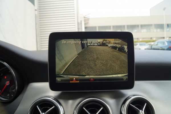 Mercedes-Benz GLA 200d AMG Style Solution -PANO-ECC-CAM-NAVI-PDC-