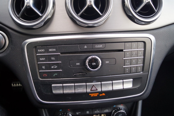 Mercedes-Benz GLA 200d AMG Style Solution -PANO-ECC-CAM-NAVI-PDC-