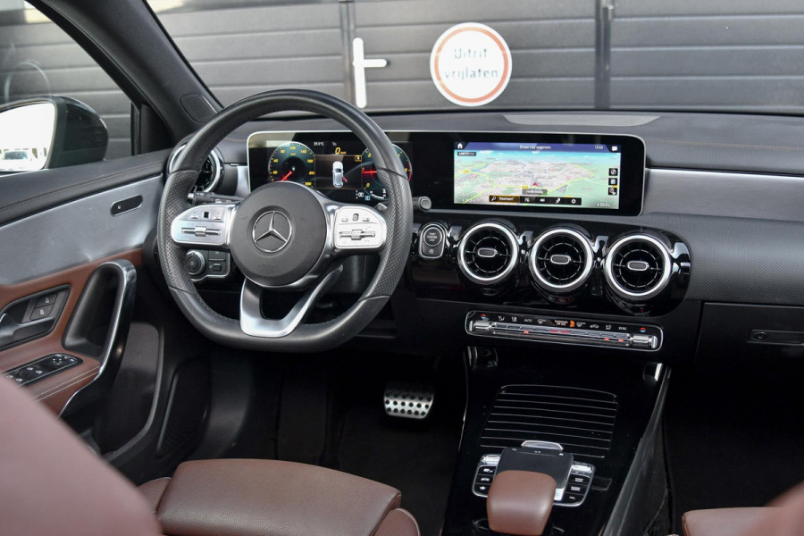 Mercedes-Benz A-Klasse 180 d AMG Night ed. Pano, Leder, Camera, CarPlay!