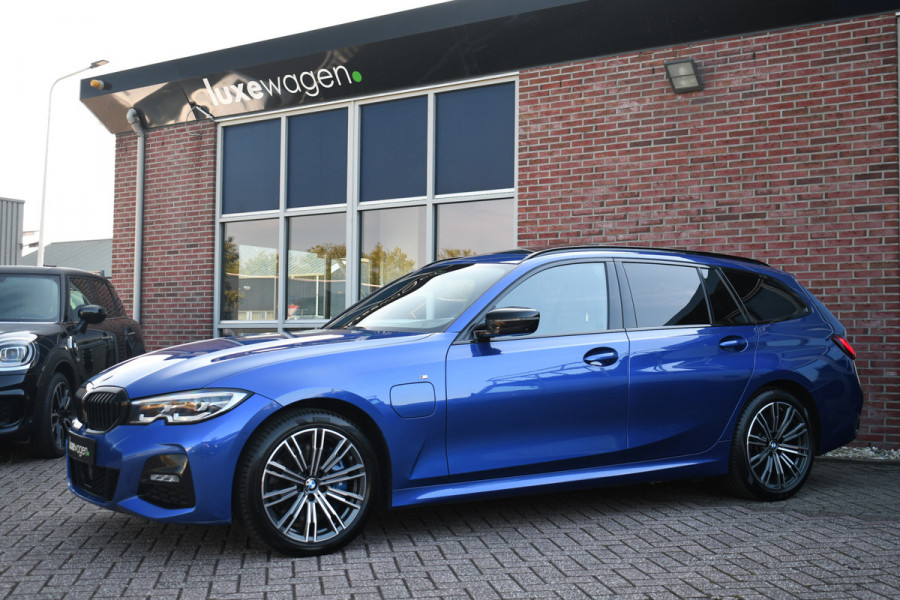 BMW 3 Serie Touring 330e M-Sport Pano Trekh ACC 360 H/K 4xStoelverw