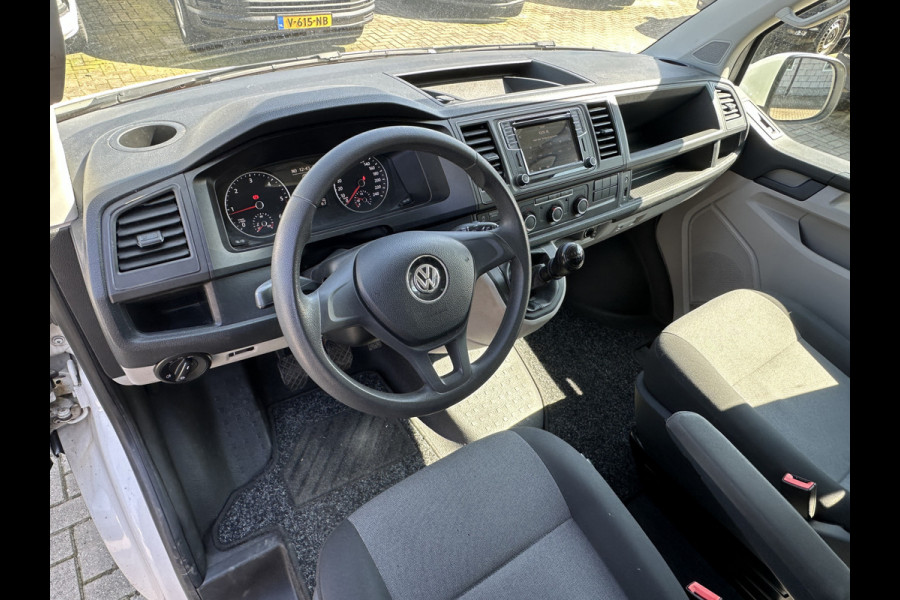 Volkswagen Transporter 2.0 TDI 150PK EURO6 L2H1 DC 5 zitplaatsen Navigatiesysteem/trekhaak/app connect