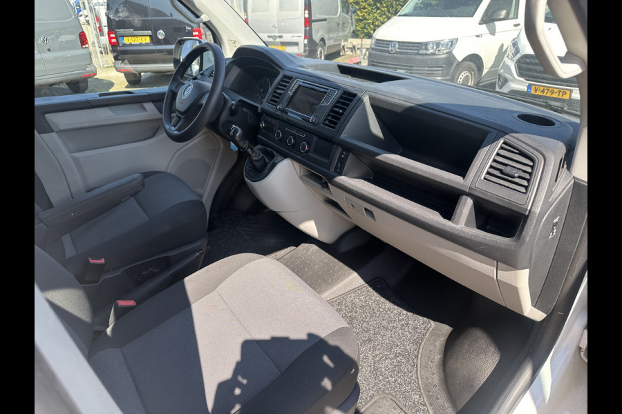 Volkswagen Transporter 2.0 TDI 150PK EURO6 L2H1 DC 5 zitplaatsen Navigatiesysteem/trekhaak/app connect