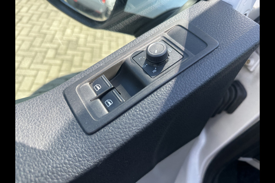 Volkswagen Transporter 2.0 TDI 150PK EURO6 L2H1 DC 5 zitplaatsen Navigatiesysteem/trekhaak/app connect