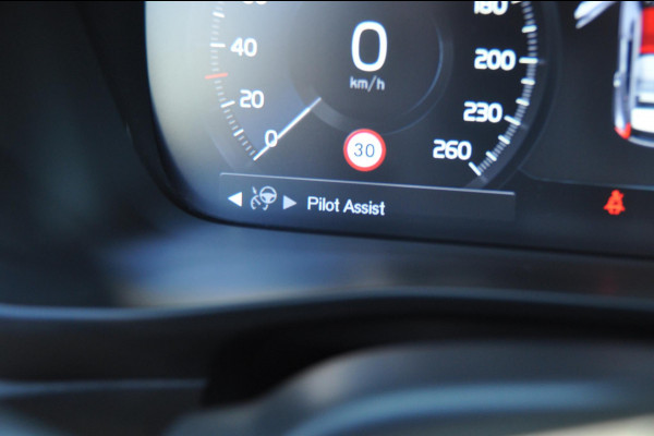 Volvo XC40 T4 211PK Automaat Recharge R-Design / Pilot assist / Adaptieve cruise control / Apple carplay / Android auto / achteruitrij camera / Parkeersensoren voor en achter /