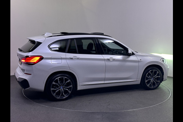 BMW X1 xDrive25e M Sport Plug in Hybrid PHEV | Panodak | Harman Kardon | Lederen Sportstoelen Memory | Trekhaak Afneembaar | Head Up | Camera |