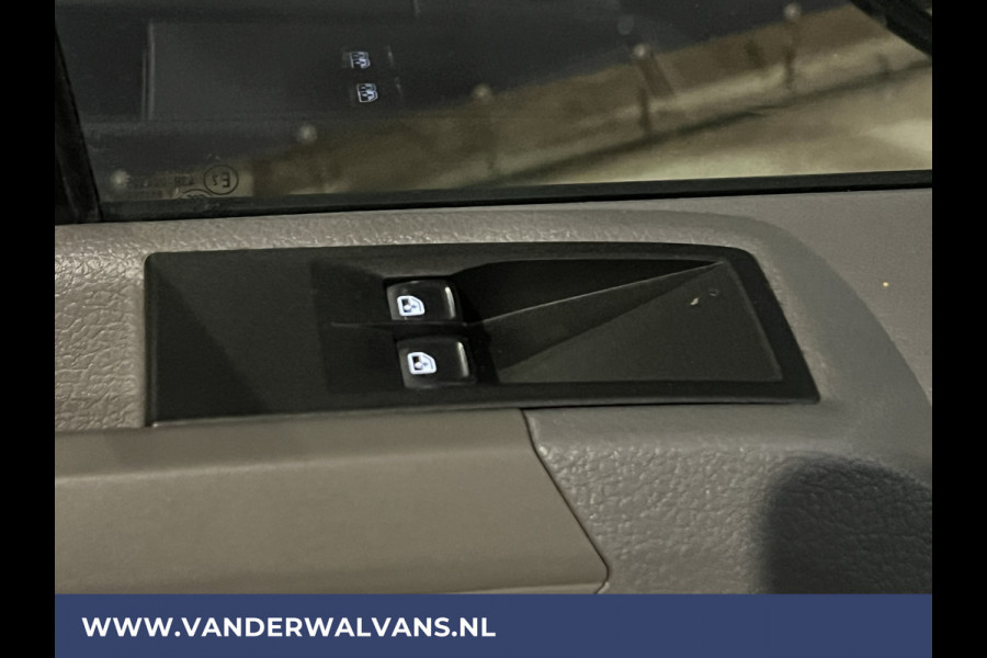 Volkswagen Crafter 2.0 TDI 141pk L4H3 L3H2 Euro6 Airco | Camera | Apple Carplay | Android Auto Parkeersensoren, Bijrijdersbank