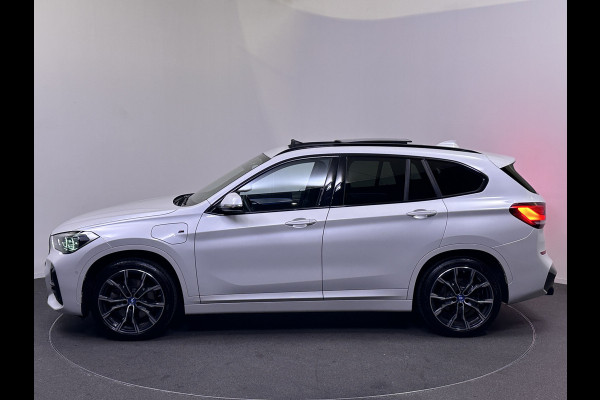 BMW X1 xDrive25e M Sport Plug in Hybrid PHEV | Panodak | Harman Kardon | Lederen Sportstoelen Memory | Trekhaak Afneembaar | Head Up | Camera |