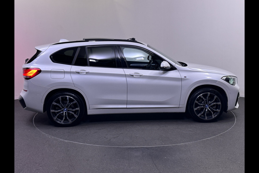 BMW X1 xDrive25e M Sport Plug in Hybrid PHEV | Panodak | Harman Kardon | Lederen Sportstoelen Memory | Trekhaak Afneembaar | Head Up | Camera |