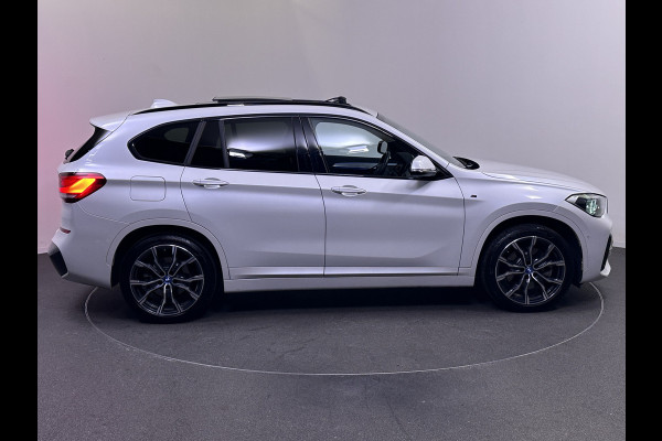 BMW X1 xDrive25e M Sport Plug in Hybrid PHEV | Panodak | Harman Kardon | Lederen Sportstoelen Memory | Trekhaak Afneembaar | Head Up | Camera |