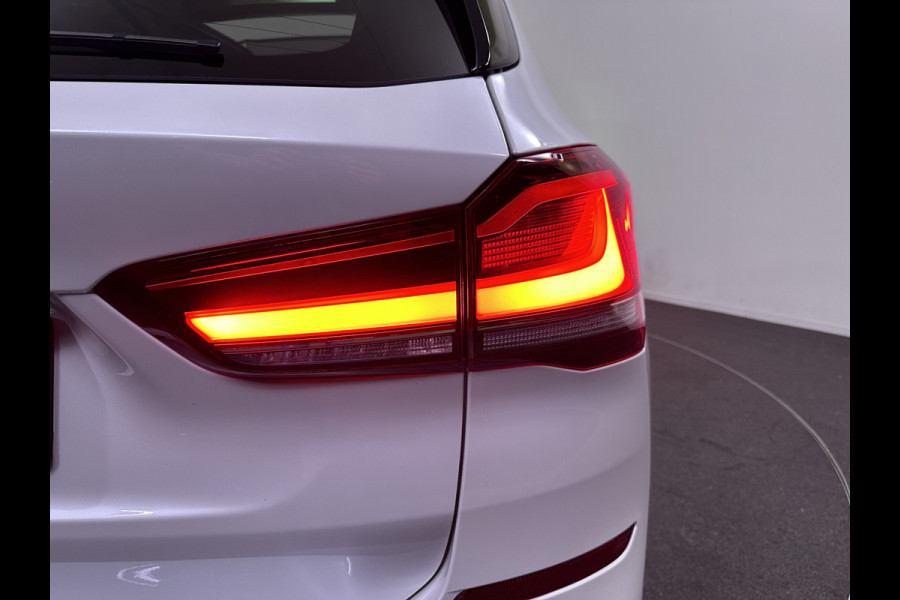 BMW X1 xDrive25e M Sport Plug in Hybrid PHEV | Panodak | Harman Kardon | Lederen Sportstoelen Memory | Trekhaak Afneembaar | Head Up | Camera |