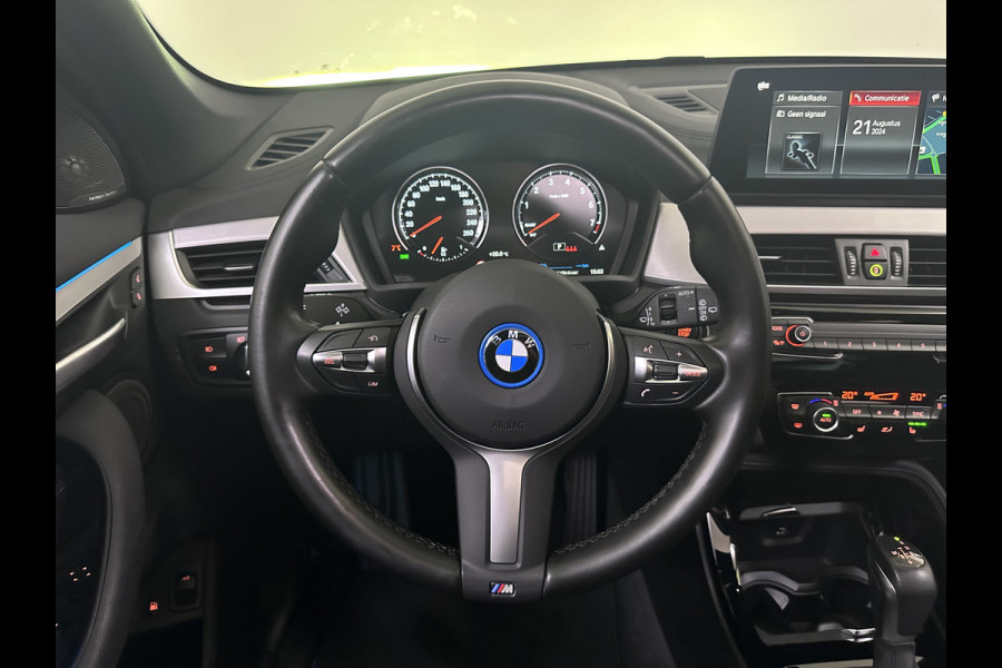 BMW X1 xDrive25e M Sport Plug in Hybrid PHEV | Panodak | Harman Kardon | Lederen Sportstoelen Memory | Trekhaak Afneembaar | Head Up | Camera |