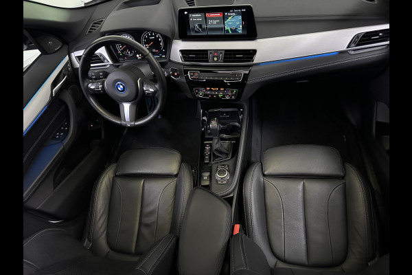 BMW X1 xDrive25e M Sport Plug in Hybrid PHEV | Panodak | Harman Kardon | Lederen Sportstoelen Memory | Trekhaak Afneembaar | Head Up | Camera |