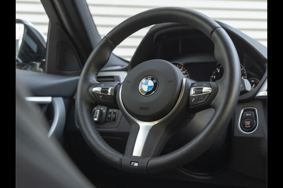 BMW 3 Serie Touring 320i xDrive - M-Sport - Digital Cockpit - Stuurwiel Verwarmd - Camera - Hifi