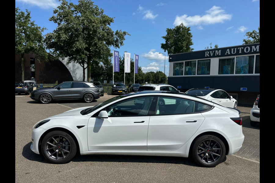 Tesla Model 3 Standard RWD Plus 60 kWh VAN: 35.900,- VOOR 33.877,- UW ZOMERVOORDEEL: 2.023,-