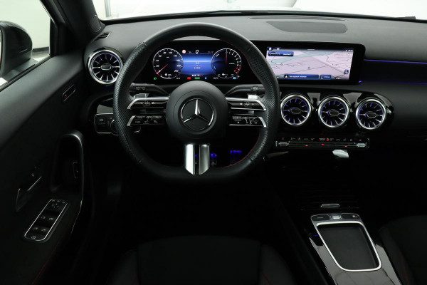 Mercedes-Benz A-Klasse 250e AMG Night | Facelift | Panoramadak | Stuurverwarming | Camera | Sfeerverlichting | Navigatie | Full LED | DAB+