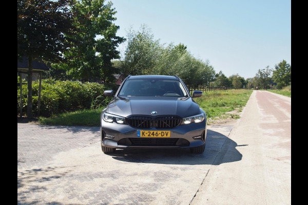 BMW 3 Serie Touring 318i Executive Edition | Apple Carplay | Navigatie |  Cruise Control | Parkeersensoren | NL-Auto |