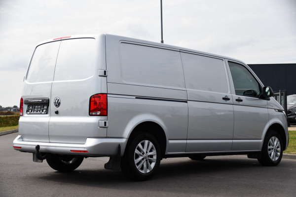 Volkswagen Transporter 2.0 TDI L2H1 30 Highline Adaptieve Cruise, Camera, 2 x Schuifdeur, Carplay, Sensoren, Trekhaak, LED, NAVI, UNIEK!