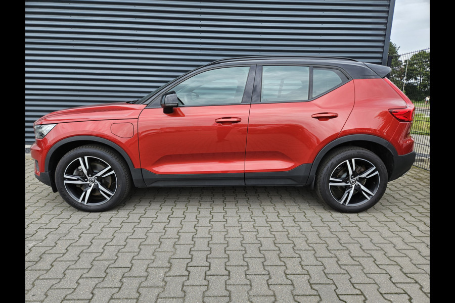 Volvo XC40 T5 Recharge R-Design Plug In Hybrid 261pk PHEV | Panodak | Adaptive Cruise | Alcantara Sportstoelen Verwarmd | BLIS | Apple Carplay | 19"L.M |