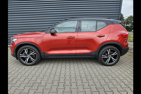 Volvo XC40 T5 Recharge R-Design Plug In Hybrid 261pk PHEV | Panodak | Adaptive Cruise | Alcantara Sportstoelen Verwarmd | BLIS | Apple Carplay | 19"L.M |