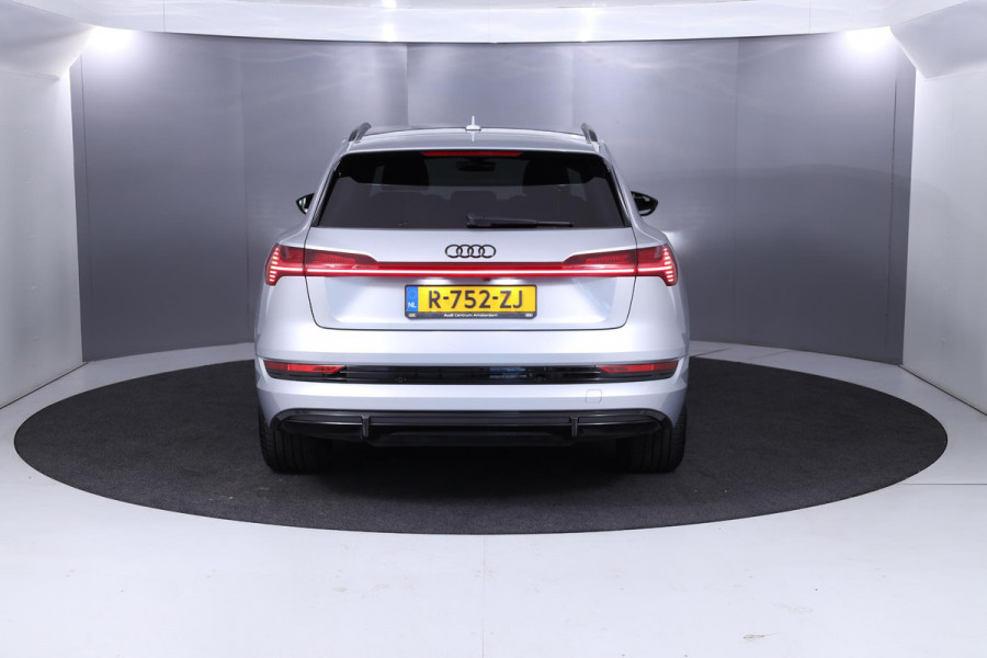 Audi e-tron 55 quattro S-line 95 kWh 408 pk | Navigatie | Achteruitrijcamera | Parkeersensoren | Adaptieve cruise control | Lichtmetalen velgen 21" |