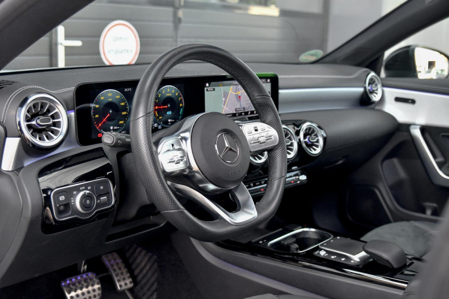 Mercedes-Benz CLA-Klasse 250 e AMG Plug-In Edition. Pano, Dodeh, Sfeer, CarPlay!