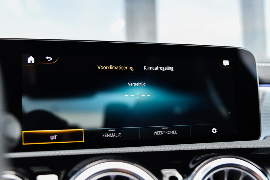 Mercedes-Benz CLA-Klasse 250 e AMG Plug-In Edition. Pano, Dodeh, Sfeer, CarPlay!