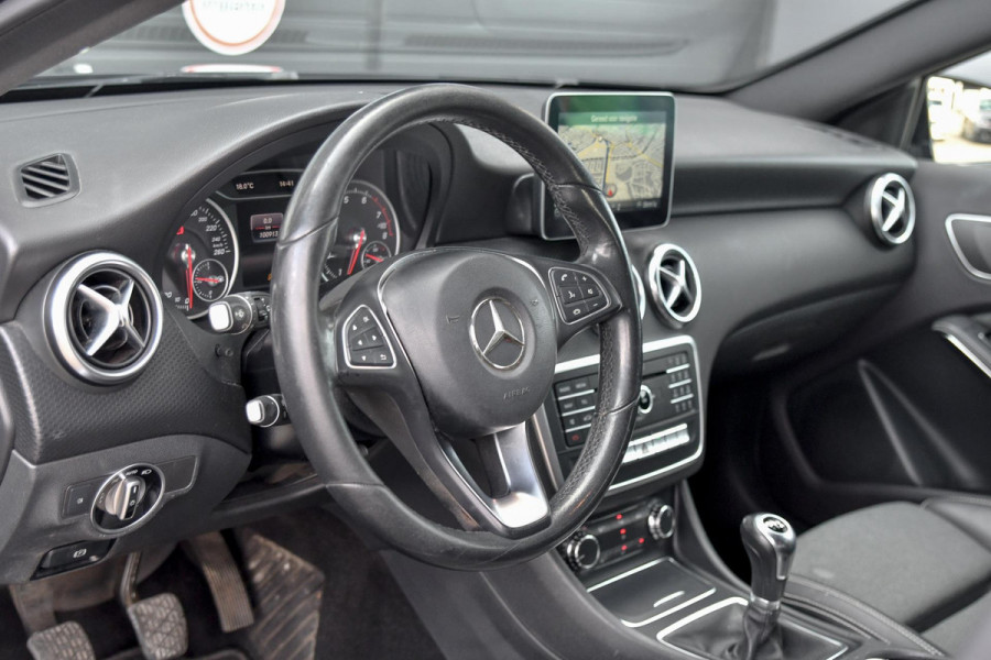 Mercedes-Benz A-Klasse 180 Business Solution. Camera, Trekhaak, Keyless go, Sfeer, Cruise, Stoelvw!