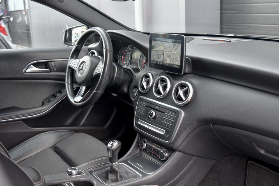 Mercedes-Benz A-Klasse 180 Business Solution. Camera, Trekhaak, Keyless go, Sfeer, Cruise, Stoelvw!