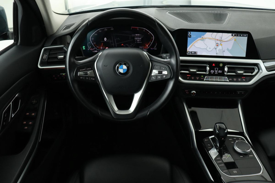 BMW 3-serie 330i Sport Line | Stoelverwarming | Trekhaak | Carplay | Navigatie | Full LED | Live Cockpit | Sportstoelen | Climate control | Half leder | PDC | Cruise control