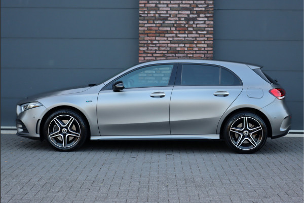 Mercedes-Benz A-Klasse 250 e Premium+ AMG Line Aut8 | Exclusiefpakket | Distronic+ | Memory | Leder | HUD | Sfeerverlichting |  | Energizing-pakket | Surround Camera | Augmented Reality | Multibeam LED |