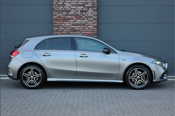 Mercedes-Benz A-Klasse 250 e Premium+ AMG Line Aut8 | Exclusiefpakket | Distronic+ | Memory | Leder | HUD | Sfeerverlichting |  | Energizing-pakket | Surround Camera | Augmented Reality | Multibeam LED |