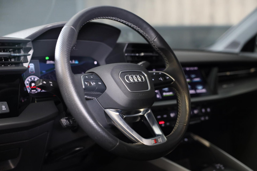 Audi A3 Sportback 35 TFSI S Line / AUT / ACC / Virtual Cockpit / Lane Assist / Dode Hoek / Navi / Open Panoramadak / Led / Pdc