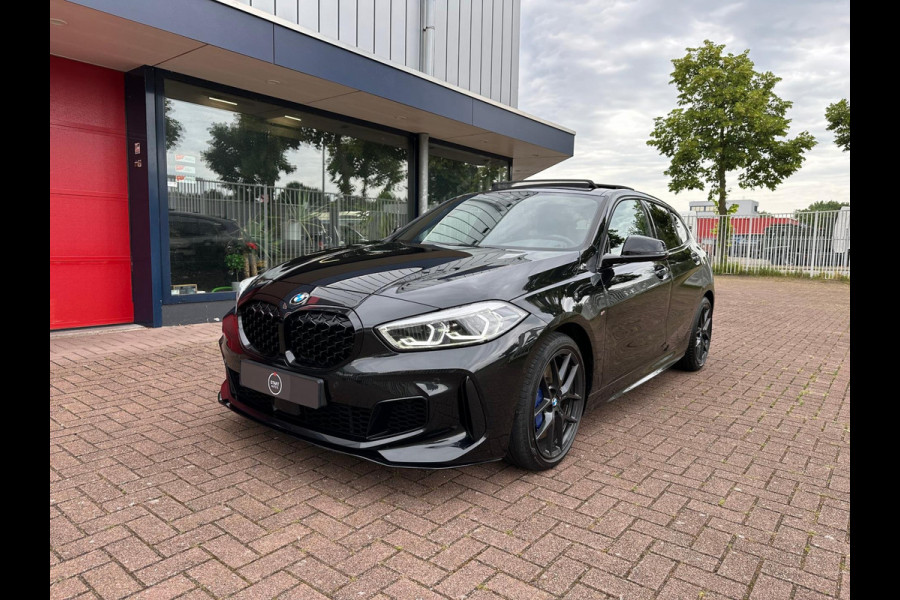 BMW 1-serie M135i xDrive | Pano | ACC | LED | Black on Black