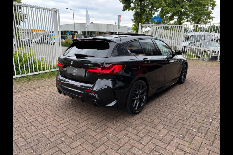 BMW 1-serie M135i xDrive | Pano | ACC | LED | Black on Black