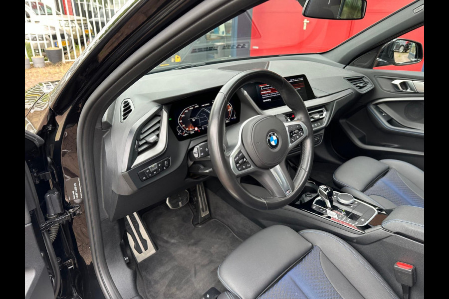 BMW 1-serie M135i xDrive | Pano | ACC | LED | Black on Black