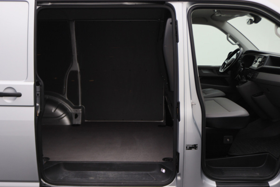 Volkswagen Transporter 2.0 TDI DSG L1H1 Highline 3-Zits, LED, ACC, Leer, Apple CarPlay, Camera, Standkachel, Trekhaak