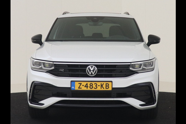 Volkswagen Tiguan 1.4 TSI eHybrid R-Line Business+ BLACK STYLE PANORAMADAK NAVIGATIE TREKHAAK HEAD UP ADAPTIVE CRUISE CONTROL BLIND SPOT 19 INCH VELGEN