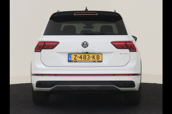 Volkswagen Tiguan 1.4 TSI eHybrid R-Line Business+ BLACK STYLE PANORAMADAK NAVIGATIE TREKHAAK HEAD UP ADAPTIVE CRUISE CONTROL BLIND SPOT 19 INCH VELGEN