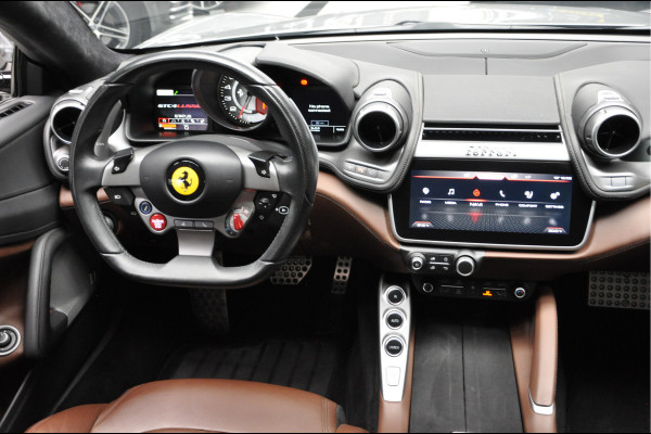 Ferrari GTC4 3.9 V8 Lusso T Carbon Passengerdisplay JBL Liftsysteem Carplay Daytona style seats Camera Leer Navi Elektr. bedienbaar achterklep 6-delige lederen kofferset