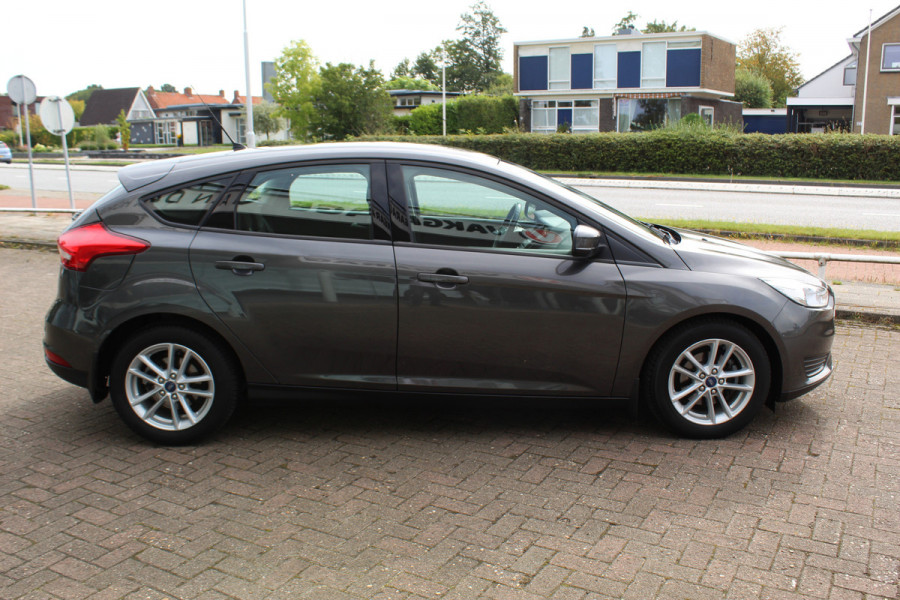 Ford Focus 1.0 Trend , 5 deurs , 100pk Navigatie , Cruise control , Airco , Voorruit verwarming Trekhaak , Bluetooth , LM velgen